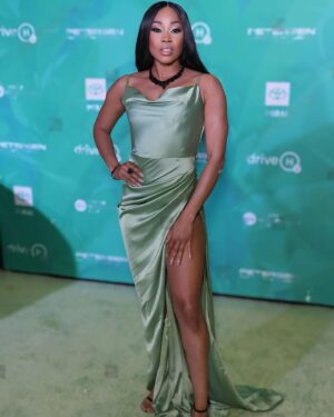 Ariane Nicole Andrew Instagram - Face slayed by @makeupby_theresaa! Hair and look by yours truly 💚

What was your favorite part of the Oscars?
