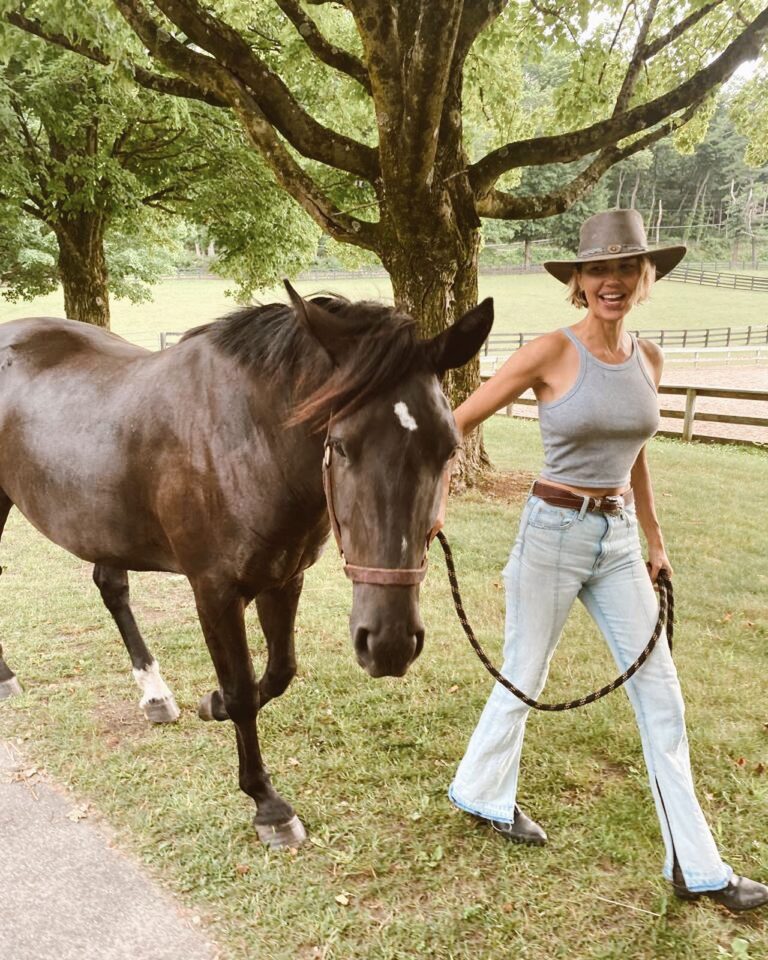 Arielle Kebbel Instagram - A walk on the wild side • #wildmustang #mustangs #mustangmama #wildhorses #rescue #stoptheroundups #wildatheart #mywholeheart #shesmyreminder #staywild #thankyou #skydogsanctuary