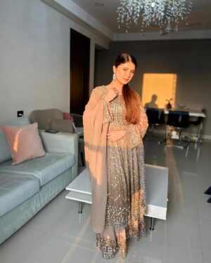 Arishfa Khan Instagram - Eid Mubarak🌙🤎

Wearing: @asbaabofficial