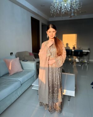 Arishfa Khan Instagram - Eid Mubarak🌙🤎

Wearing: @asbaabofficial
