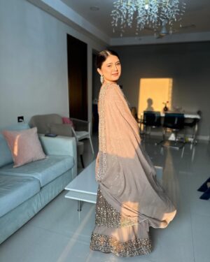 Arishfa Khan Instagram - Eid Mubarak🌙🤎

Wearing: @asbaabofficial