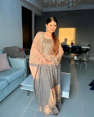 Arishfa Khan Instagram - Eid Mubarak🌙🤎

Wearing: @asbaabofficial
