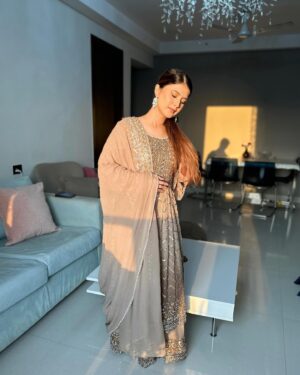 Arishfa Khan Instagram - Eid Mubarak🌙🤎

Wearing: @asbaabofficial