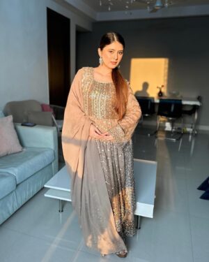 Arishfa Khan Instagram - Eid Mubarak🌙🤎

Wearing: @asbaabofficial