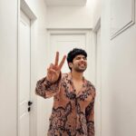 Armaan Malik Instagram - mere many moods 🫣 @abhisheksharmastudio ji ka shirt hai, pants they @hophead.apparel se, jooton ka intezaam kiya @chnks_official ne aur sab kuch style karne wali thi humaari pyaari @malvika_tater ma’am 🙏🏻 photos ka budget thoda kam tha toh khud hi shoot karliya self timer pe 🙋🏻‍♂️