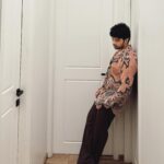 Armaan Malik Instagram - mere many moods 🫣 @abhisheksharmastudio ji ka shirt hai, pants they @hophead.apparel se, jooton ka intezaam kiya @chnks_official ne aur sab kuch style karne wali thi humaari pyaari @malvika_tater ma’am 🙏🏻 photos ka budget thoda kam tha toh khud hi shoot karliya self timer pe 🙋🏻‍♂️