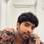 Armaan Malik Instagram - mere many moods 🫣 @abhisheksharmastudio ji ka shirt hai, pants they @hophead.apparel se, jooton ka intezaam kiya @chnks_official ne aur sab kuch style karne wali thi humaari pyaari @malvika_tater ma’am 🙏🏻 photos ka budget thoda kam tha toh khud hi shoot karliya self timer pe 🙋🏻‍♂️