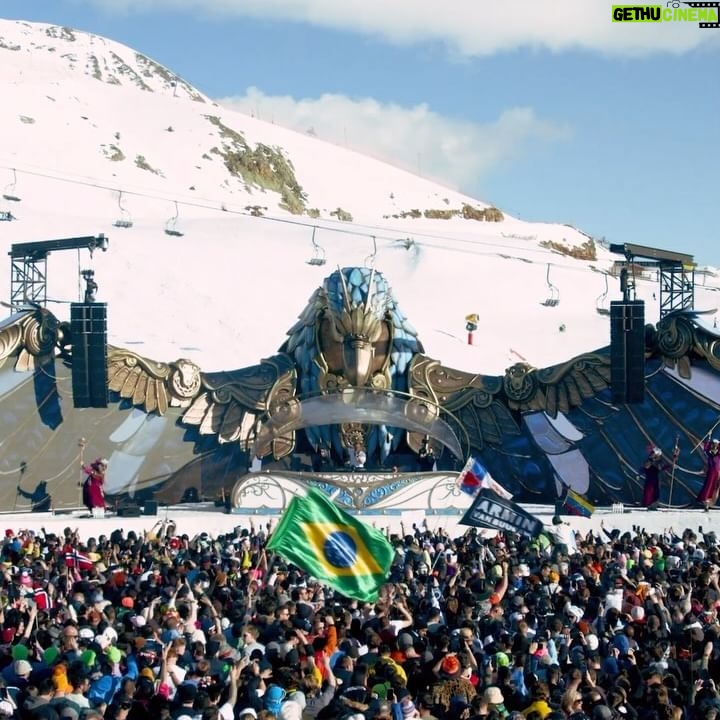 Armin van Buuren Instagram - Swipe 👉 for some moments from my Crystal Garden set at @tomorrowlandwinter ❄️ The mountains created some incredible views and the crowd was on 🔥 You can relive my set on my YouTube channel!