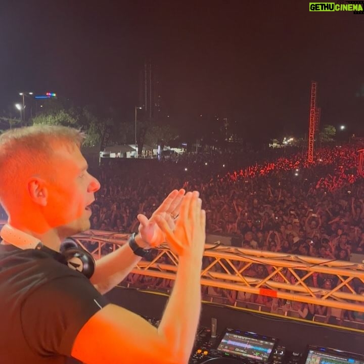Armin van Buuren Instagram - @ultra Beach Gold Coast this was unbelievable 🤯 I had so much fun yesterday partying with you and playing some new tracks 🚀 Who’s also joining me today at @ultraaustralia ?🇦🇺👊🏻