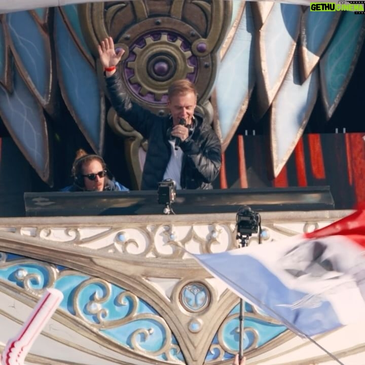 Armin van Buuren Instagram - Swipe 👉 for some moments from my Crystal Garden set at @tomorrowlandwinter ❄️ The mountains created some incredible views and the crowd was on 🔥 You can relive my set on my YouTube channel!