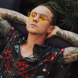 Artem Pyvovarov Instagram - Лови лето в новом номере журнала XXL @xxl @xxl_ukraine #XXL #АртемПивоваров ☀️