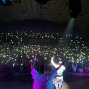 Artem Pyvovarov Instagram - ‼️‼️‼️ЛИСТАЙ ФОТО-КАЛЕЙДОСКОП ‼️‼️‼️ 

МУЗЫКАЛЬНЫЙ ЭКШН «ЗЕМНОЙ» 🛸

Начало нашего тура было положено ещё в 2020 году. Мы строили грандиозные планы и искренне хотели расширять свою географию ✈️🌍 

Следом наступил период , который заставил нас переосмыслить ценности нашей социальной жизни и взглянуть на ситуацию иначе. Мы остались дома. Было не просто. Ещё сложнее было отказаться от концертов. Помните что сделали мы ? 🙄 

Я нашёл у себя кнопку «ВКЛ» 🖲🕹 и вдавил в неё что есть силы !!! 

Масштабные онлайн концерты, клипы «Дежавю» 2 версии , «Позови» , «Рандеву» 2 версии , мультипликационный клип «Мои стихи, твои ноты» 🎵, культурный проект «Твої вірші, мої ноти» и множество коллабораций , 2 клипа на песню «Мираж» 🔆🔆🔆 

НЕТ! ЭТО НЕ ПОСТ ДЛЯ ПОДВЕДЕНИЯ ИТОГОВ! 

Это импульс! ⚡️ 
Не мотивация ) 

Сейчас каждый 2-3 человек ведёт блоги или колонки в своих соц.сетях рассказывая о том, что нужно сделать , прочитать, какой жизненный или личный совет принёс больше пользы и т.д. 
Я НЕ БУДУ СОВЕТОВАТЬ. Не обессудьте. 

Я с БЛАГОДАРНОСТЬЮ пришёл ⛩🌅
Это был особенный период. 
Моменты откровений и разочарований, несбывшихся желаний и удивительных жизненных сюрпризов. Благодарю вселенную и МОИХ людей. 
Вопреки всем «умникам» и «оракулам шоу-бизнеса» мы побывали в родной стране практически в каждом городе не один и даже не 2 раза !!! Мы увидели Украину !!! Мы увидели наших СТИХИЙНЫХ людей !!! 

Я - НАПОЛНЕН! ☯️
БЛАГОДАРЮ! 
До встречи!!!! 

#АртемПивоваров #Тур #Music #Live