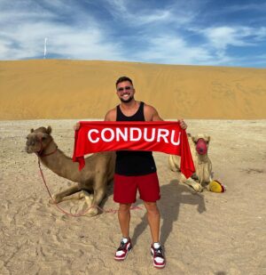 Arthur Picoli Instagram - Experiência incrível!!! Rolê no deserto hoje ☀️😅 
O Tio tava todo comportado, botamos pagode ele já meteu o óculos e foi pra cima hahaha O nome dele é Aladim e nem é meme 😂❤️

@brahmacerveja sempre fortalecendo ❤️ #BebaCModeração #publi