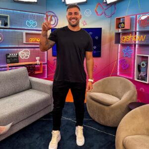 Arthur Picoli Instagram - Dia cheio é #bigday 

Apresentação dos brothers e sisters e eu aqui no meio ajudando a apresentar a galera hahaha #bbb