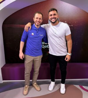 Arthur Picoli Instagram - MÃE COMENTEI UM JOGO DA COPA DO MUNDO NA GLOBO COM O @tiagoleifert 😱😱😱😱

Equipe mil, @thomaz.football e @fernandacolombo precisos em cada comentário. Aprendi muito com vocês hoje 🙏🏻❤️

Seguimos, em silêncio e sonhando cada vez mais ❤️🙏🏻
