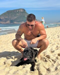 Arthur Picoli Instagram - Dia de praia e futevôlei 🏝️ Barãozinho amou a praia haha 🥹🐶