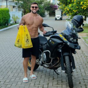 Arthur Picoli Instagram - Se liga família, tô passando aqui de entregador do Zé Delivery pra contar pra vocês que hoje quem vai tomar conta do Twitter do Zé sou EU! Fala comigo bebê! Quer cupom? Me pede lá! Então bora que hoje é noite de eliminação e a gente pode trocar muitas ideias sobre o #BBB23. Espero vocês lá! Partiu! #Publi #ZéNoBBB #BebaComModeração -App proibido para menores-