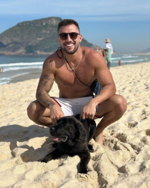 Arthur Picoli Instagram - Dia de praia e futevôlei 🏝️ 
Barãozinho amou a praia haha 🥹🐶