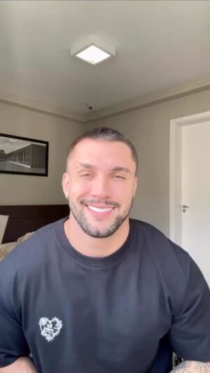 Arthur Picoli Instagram - É família, depois de muitaaaa história nesses 100 dias, hoje finalmente vamos descobrir quem será o campeão do BBB24! 

E vocês sabem que durante todos esses dias a @searabrasil esteve presente tornando tudo muito mais saboroso com seus Frangos Crocantes irresistíveis e a Salsicha Hot Dog, e é claro que nessa final ela iria trazer mais coisa boa, e dessa vez é lá na rede vizinha, no XIS @seara_brasil . Isso mesmo, tá rolando o “Bolão Seara”. 

Perde tempo não e corre lá no perfil da Seara na rede vizinha e usa muuuuito a #SearaNoBBB24 com o seu palpite! Partiuuu! *publi