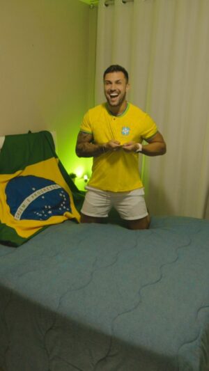 Arthur Picoli Instagram - Eu acordando durante a Copa será desse jeito. ❤️
E vocês, tão animados? Já entraram no clima? Nem preciso dizer que eu já, né!? E digo mais, certeza que com Waka Brahma o HEXA vem!!
Agora diz aí: De 0 a 10, qual a confiança de vocês na nossa seleção?
@brahmacerveja #brahmexa #bebacommoderacao *publi