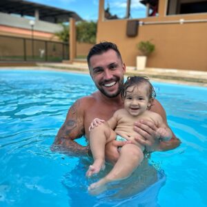 Arthur Picoli Instagram - Tarde com a tropa 🤟🏻😂❤️

Na terceira foto tentaram fazer palhaçada p Manu sorrir, mas quem riu foi eu hahahaha