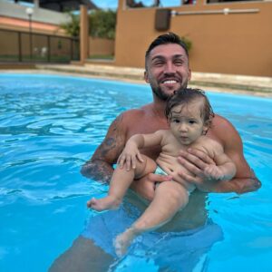 Arthur Picoli Instagram - Tarde com a tropa 🤟🏻😂❤️

Na terceira foto tentaram fazer palhaçada p Manu sorrir, mas quem riu foi eu hahahaha