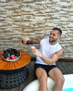 Arthur Picoli Instagram - O que você faria com R$ 100 mil no bolso?

Que tal ser o herói do rolê, como eu, e ainda concorrer a prêmios? A cada 30 reais em garrafas retornáveis @ambev no @zedelivery, você pode se cadastrar no site da promoção e concorrer a até 100 mil reais e 20 mil prêmios instantâneos!

Agora me conta aí qual retornável você escolhe pra hoje? E o que você faria com esse super prêmio?

*Válido para garrafas de 300ml e 1L

#GarrafasRetornáveisAmbev # ZeroisDoRole #BebaComModeração #Publi