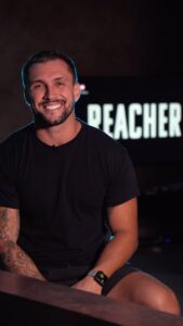 Arthur Picoli Instagram - Pra alegria de todos, REACHER, está de volta! Agora é com você: convoque sua galera pra assistir à 2ª temporada que tá recheada de ação e estratégia. Ah, e aproveite que novos assinantes @primevideobr tem 30 dias grátis. Não perde tempo não. Se tem ação, Tá no Prime! #publicidade #Reacher02