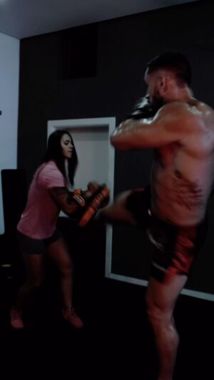 Arthur Picoli Instagram - Aquela sessão de terapia diária 🥊🔥

W/ @jeyjeysilva