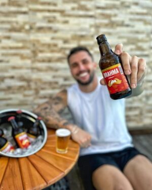 Arthur Picoli Instagram - O que você faria com R$ 100 mil no bolso?

Que tal ser o herói do rolê, como eu, e ainda concorrer a prêmios? A cada 30 reais em garrafas retornáveis @ambev no @zedelivery, você pode se cadastrar no site da promoção e concorrer a até 100 mil reais e 20 mil prêmios instantâneos!

Agora me conta aí qual retornável você escolhe pra hoje? E o que você faria com esse super prêmio?

*Válido para garrafas de 300ml e 1L

#GarrafasRetornáveisAmbev # ZeroisDoRole #BebaComModeração #Publi