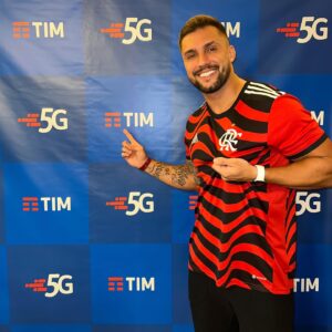 Arthur Picoli Instagram - Fala família! Cheguei no Maracanã a convite da TIM e já estou aproveitando a superconexão no primeiro estádio de futebol 5G do Brasil. Aulas demais, não é mesmo? 

É muito incrível ver a @TIMBrasil junto com o Mengão em mais um momento decisivo. E agora, ainda melhor com toda essa conexão. A torcida vibra! 

Ah, convido vocês a irem lá dar uma super conferida nos stories da @TIMBrasil. Já tô dominando tudo por lá e o melhor, em tempo real! Partiu!? #Maracanã5GTIM #ImagineAsPossibilidades #publi
