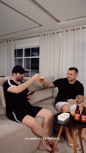 Arthur Picoli Instagram - Se liga aí nessa super dica que une cerveja com economia e sustentabilidade, as Garrafas Retornáveis Ambev.

Eu é que não fico de fora dessa, que sem dúvida alguma é a escolha mais inteligente. É a opção mais barata e mais sustentável, a garrafa vai e volta diversas vezes, gerando menos lixo.

 Agora é com você! Que tal também ser o “herói do rolê”, salvar o encontro com os amigos e ajudar o meio ambiente? Partiu! @ambev @brahmacerveja

#GarrafasRetornáveisAmbev #publicidade