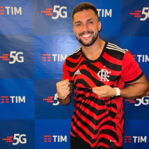 Arthur Picoli Instagram - Fala família! Cheguei no Maracanã a convite da TIM e já estou aproveitando a superconexão no primeiro estádio de futebol 5G do Brasil. Aulas demais, não é mesmo? 

É muito incrível ver a @TIMBrasil junto com o Mengão em mais um momento decisivo. E agora, ainda melhor com toda essa conexão. A torcida vibra! 

Ah, convido vocês a irem lá dar uma super conferida nos stories da @TIMBrasil. Já tô dominando tudo por lá e o melhor, em tempo real! Partiu!? #Maracanã5GTIM #ImagineAsPossibilidades #publi