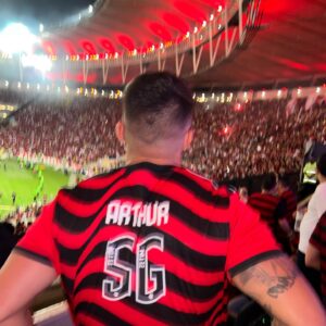 Arthur Picoli Instagram - Fala família! Cheguei no Maracanã a convite da TIM e já estou aproveitando a superconexão no primeiro estádio de futebol 5G do Brasil. Aulas demais, não é mesmo? 

É muito incrível ver a @TIMBrasil junto com o Mengão em mais um momento decisivo. E agora, ainda melhor com toda essa conexão. A torcida vibra! 

Ah, convido vocês a irem lá dar uma super conferida nos stories da @TIMBrasil. Já tô dominando tudo por lá e o melhor, em tempo real! Partiu!? #Maracanã5GTIM #ImagineAsPossibilidades #publi