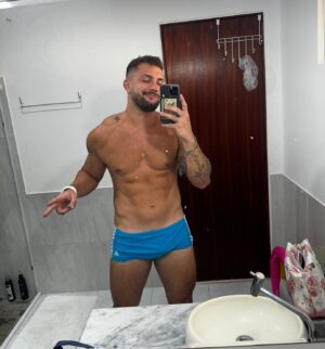 Arthur Picoli Instagram - A famosa do feed para o story… 
Obs: fui p praia e não tirei nenhuma foto kakakaka
