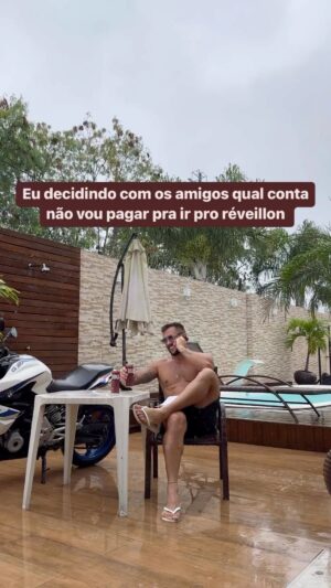 Arthur Picoli Instagram - Quem mais aí tá assim? Hahaha 
Vida um caos, mas prioridades kakakakak

Marca aí seu parceiro que tá assim akkakaka