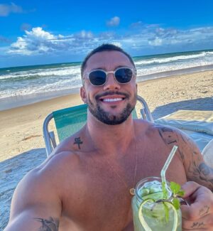 Arthur Picoli Instagram - 🍹 🌊 ☀️