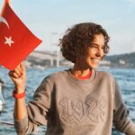 Arzum Onan Instagram - Hafızamızı dirilten en önemli günde, kutlamayanlara inat biz bayramımıza sarılıyoruz.. ❤️🇹🇷 #cumhuriyet100yaşında