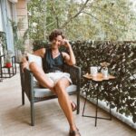 Arzum Onan Instagram - Gelen biricik misafiri @bernataman biricik markasıyla @ayakizisandalet karşılamakla kalmadım, elimdeki koleksiyonu ortaya da döktüm🤪