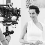 Arzum Onan Instagram - İşini seven insanlarla, başarısını kanıtlamış işlere imza atmak ne kadar anlamlı.. Fotografımın olmadığı daha birçok arkadaşım var bu güzel filmimize emek veren. Çalışmalarımızın nihayetinde sizlerle buluşan Institut Esthederm’in Age Proteom ürününün kendi kategorisindeki ürünlere fark atıp, kısa sürede eczanelerde satış rekorları kırdığını öğrenince haklı gururumuzu paylaşmak istedim. Teşekkür ederiz🥰 @esthederm_tr #ageproteom