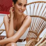 Arzum Onan Instagram - “Yaş aldıkça yaşanmışlıkların yüze, bedene, tavırlara yansıyan hali insanı daha güzelleştiriyor gibi geliyor bana. En güzel yaş, insanın o dönem ne yaşadığıyla alakalı olmalı sanki. Benim yaş almakla ilgili endişelerim yok. Sadece sağlıklı yaşlanmak istiyorum.” @marieclairetr @esthederm_tr Yayın Direktörü: @isiksimsek Fotoğraflar: @korayparlak Moda Direktörü: @nazlikayran Röportaj: @serligazer Styling Asistanları: @ekinsuoktar , @yoncastalf Saç: @feritbelli , @no21istanbul Makyaj: @hidayetkorkmaz_ Fotoğraf Asistanları: @_okanaltin , @adadirenkurt Videographer: @yodayolda Videographer Asistanı: @den1zdogann Video Prodüksiyon: @berkylmzz_1 Menajerlik: @songulgoksel / @sokmentalent Prodüksiyon: @ebrudoner