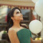 Asawer Ezzat Instagram - هل سنة جانت مختلفه كلش من حياتي كله هواي تعلمت منها اشياء حلوه وايجابيه شكرا وممتنه جدا الها استقبل عامِ بكل حب ونجاح وطاقه ايجابيه❤️⭐️ تصوير صديقي المبدع عز 🤞🏾 @66nnv الفستان الجميل من تصميم نور فتح الله اخذته من 👗 @yona.iq مكياج وشعر حبيبة روحي. @riyam_beeauty شعر المبدع @jood_zain_