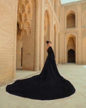 Asawer Ezzat Instagram - قل للمليحة في الخمار الاسود .ماذا فعلت بناسك متعبد
Potato @saif.teemo 
Video @nabeelalasmer 
Fashion designer @eng.walaa_ali 

Makeup and hair @reyam_makeup_artist