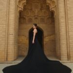 Asawer Ezzat Instagram - قل للمليحة في الخمار الاسود .ماذا فعلت بناسك متعبد Potato @saif.teemo Video @nabeelalasmer Fashion designer @eng.walaa_ali Makeup and hair @reyam_makeup_artist