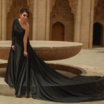 Asawer Ezzat Instagram - قل للمليحة في الخمار الاسود .ماذا فعلت بناسك متعبد Potato @saif.teemo Video @nabeelalasmer Fashion designer @eng.walaa_ali Makeup and hair @reyam_makeup_artist