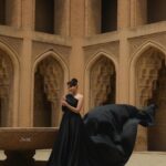 Asawer Ezzat Instagram - قل للمليحة في الخمار الاسود .ماذا فعلت بناسك متعبد Potato @saif.teemo Video @nabeelalasmer Fashion designer @eng.walaa_ali Makeup and hair @reyam_makeup_artist