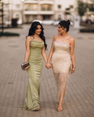Asawer Ezzat Instagram - يُرمِم الاصدقاء ارواح بعضهم 💜👭🏻
.
.

makeup @makeupbyayaelnagar 
photographer @mohamed_ramadan_photography