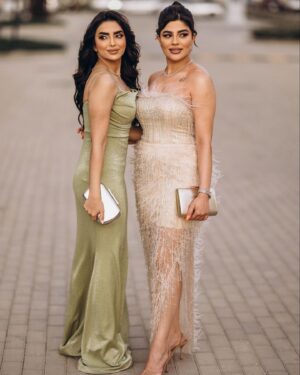 Asawer Ezzat Instagram - يُرمِم الاصدقاء ارواح بعضهم 💜👭🏻
.
.

makeup @makeupbyayaelnagar 
photographer @mohamed_ramadan_photography