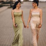 Asawer Ezzat Instagram - يُرمِم الاصدقاء ارواح بعضهم 💜👭🏻 . . makeup @makeupbyayaelnagar photographer @mohamed_ramadan_photography