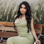 Asawer Ezzat Instagram - عايشة سني وبغني وبحب الحياه☀️🤍. Dress : @reesh_boutique2